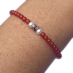 Zilveren armband carneool parels op de pols met onder andere een verlengstukje en een handgemaakt zilveren tussenstuk