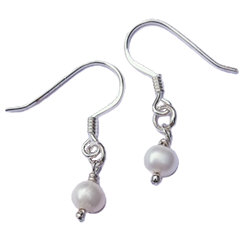 Zilveren oorhangers parels
