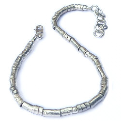 Handgemaakte zilveren armband met speelse buisjes by Flamenco