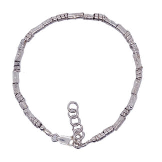 Handgemaakte zilveren armband met speelse buisjes by Flamenco