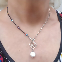 Handgemaakt zilveren collier met echte edelstenen en parels van atelier Flamenco om de hals