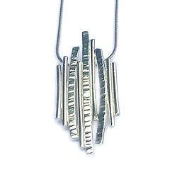 Kleine handgemaakte zilveren design hanger van atelier Flamenco