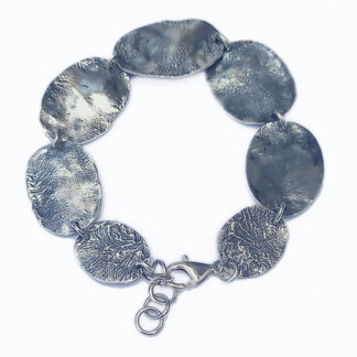 Aparte handgemaakte zilveren design armband van ons atelier in Nederland