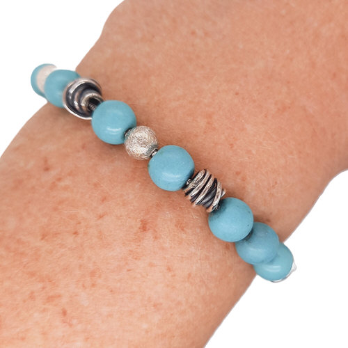 Handgemaakte armband turkoois Turquesa met handgemaakte zilveren tussenstukken en een zilveren siersluiting om de pols by Flamenco